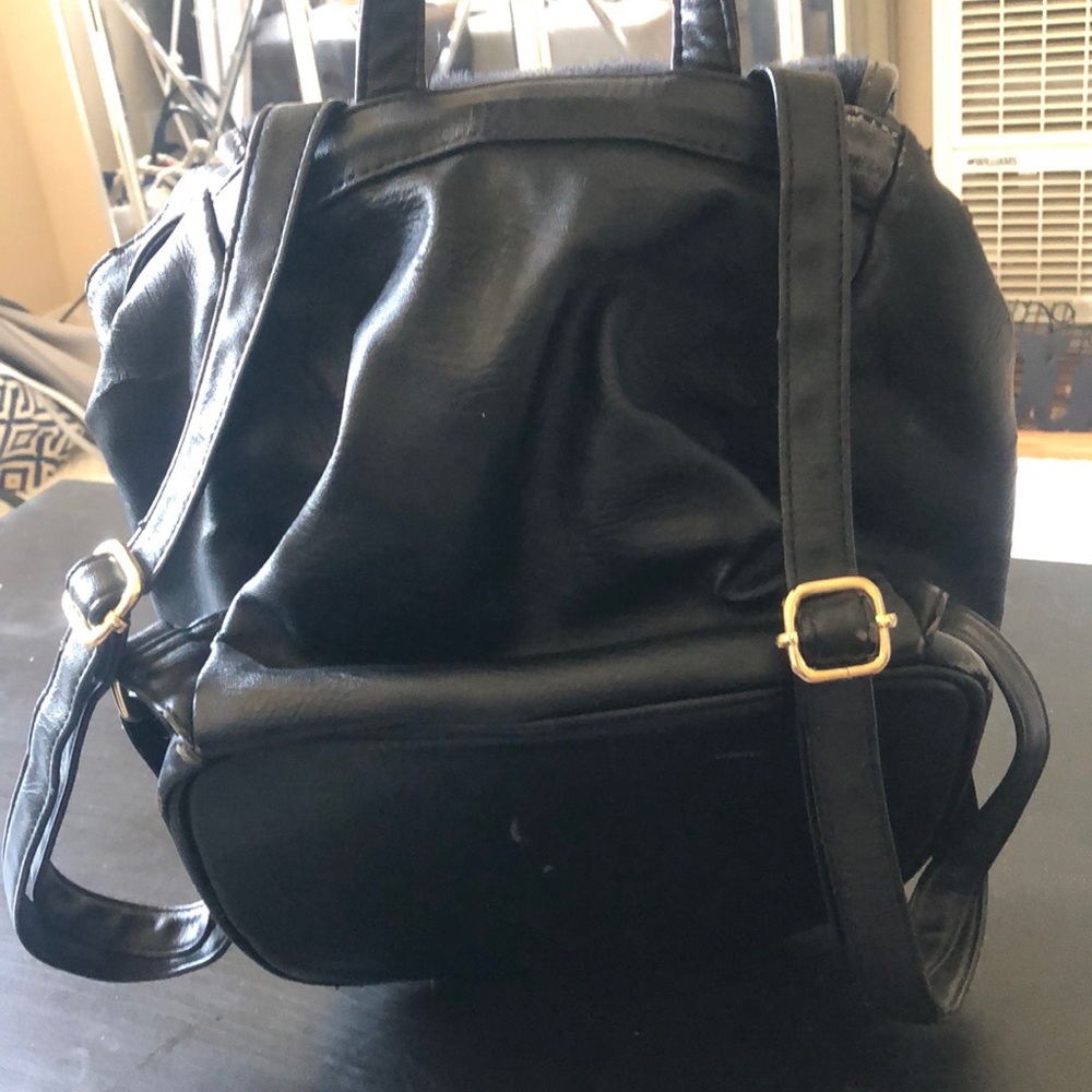 Black backpack - Picture 2 of 3